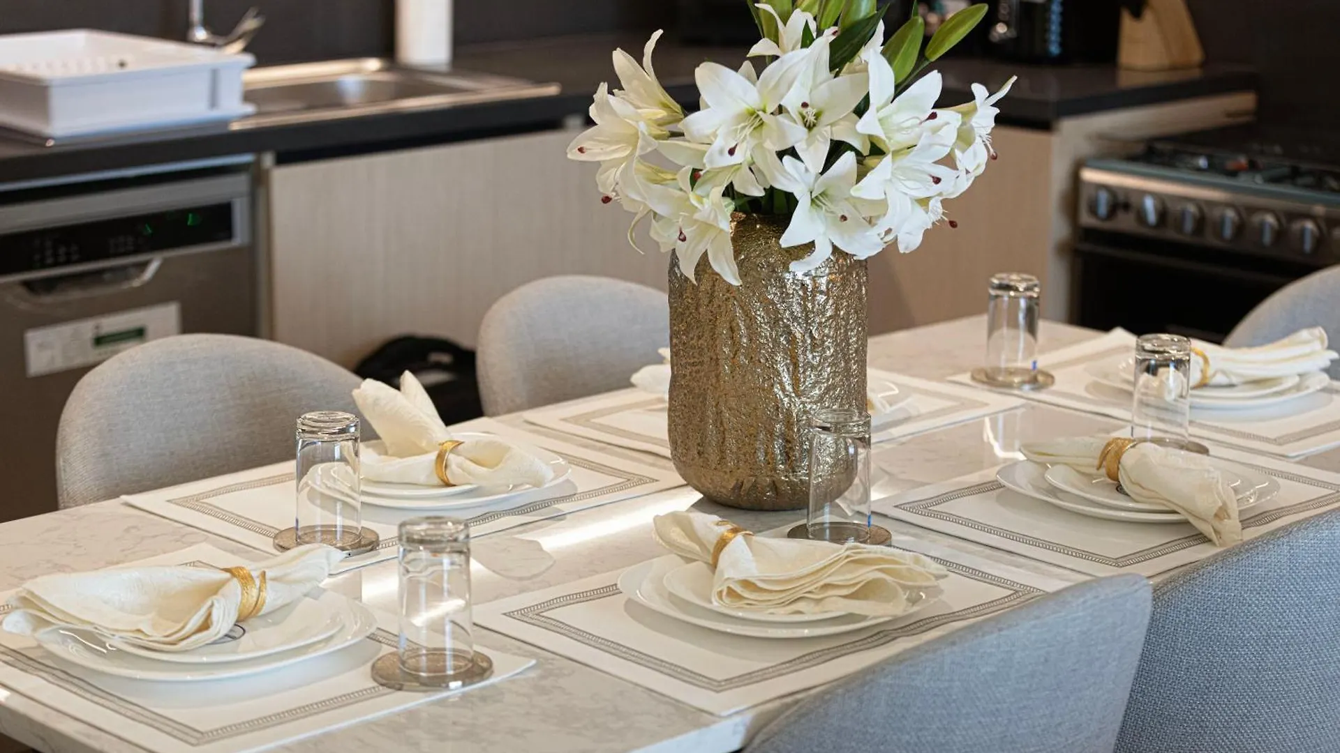 Magnificent - Luxurious 3 Bedroom With The Burj Khalifa View Dubai Apartment