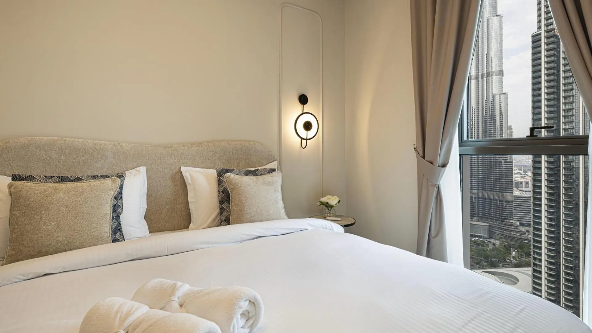 Magnificent - Luxurious 3 Bedroom With The Burj Khalifa View Dubai Apartment