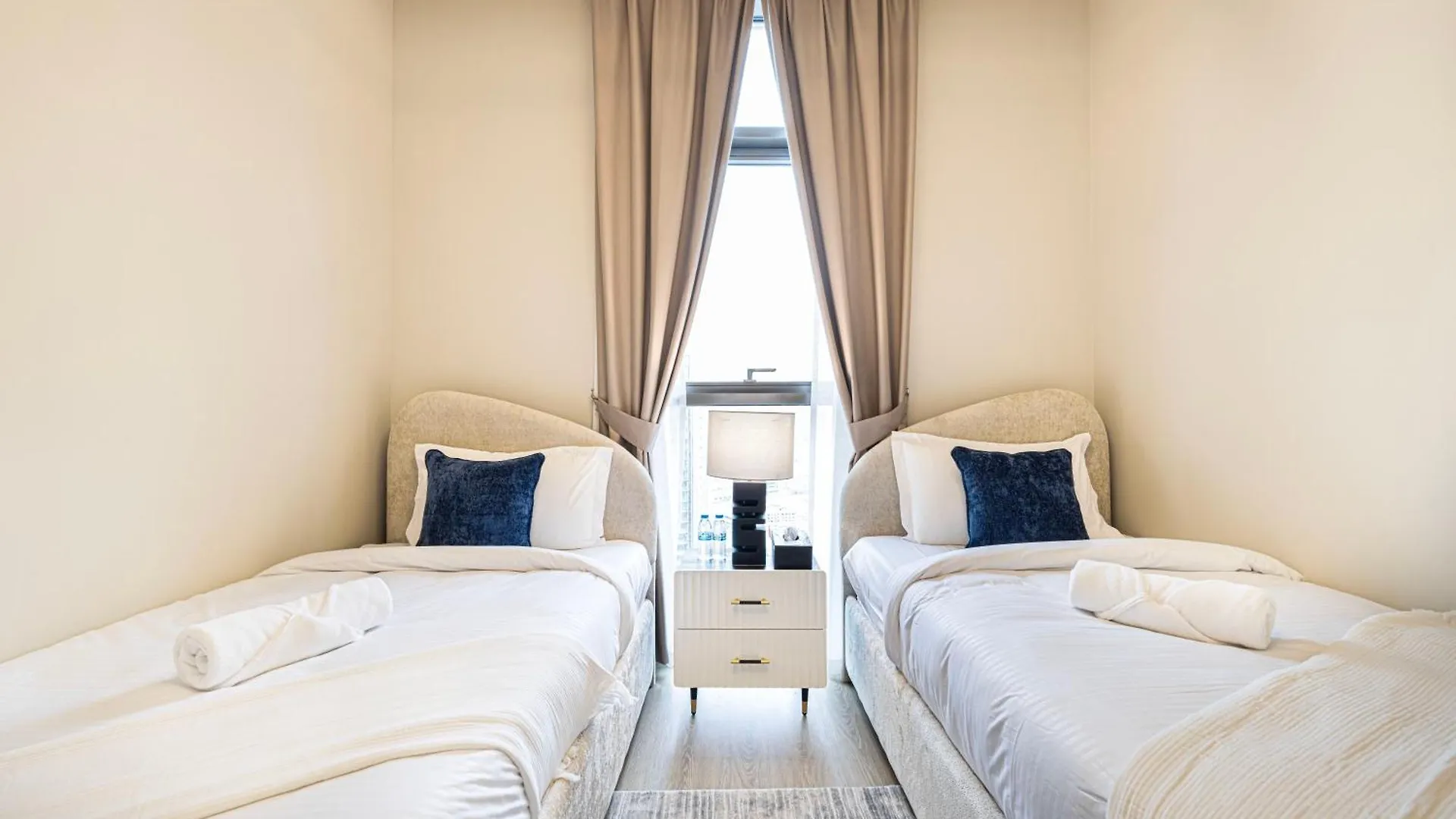 Magnificent - Luxurious 3 Bedroom With The Burj Khalifa View Dubai Apartment